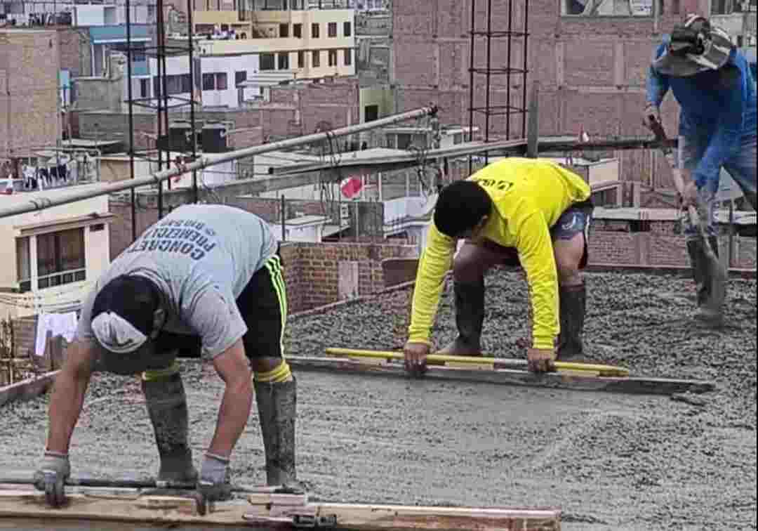 Un servicio de bombeo y suministro de concreto premezclado atiende una obra en Iztacalco, con entrega rápida y profesional.